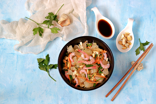 refreshing,salad,with,pomelo,,shrimps,,carrots,and,cashew,nuts,in
