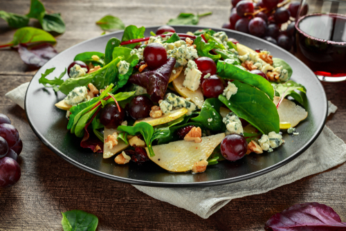 fresh,pears,,blue,cheese,salad,with,vegetable,green,mix,,walnuts,